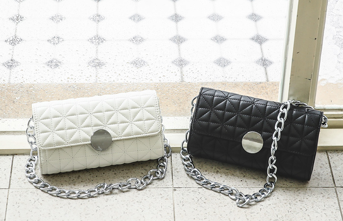 [モデル着用42次]ラウンド Silver バックル キルティング チェーンかばん