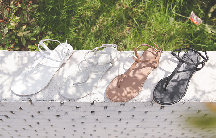 [モデル着用43次]ナチュラル カーフスキン Tストラップ フリップ・フロップ サンダル