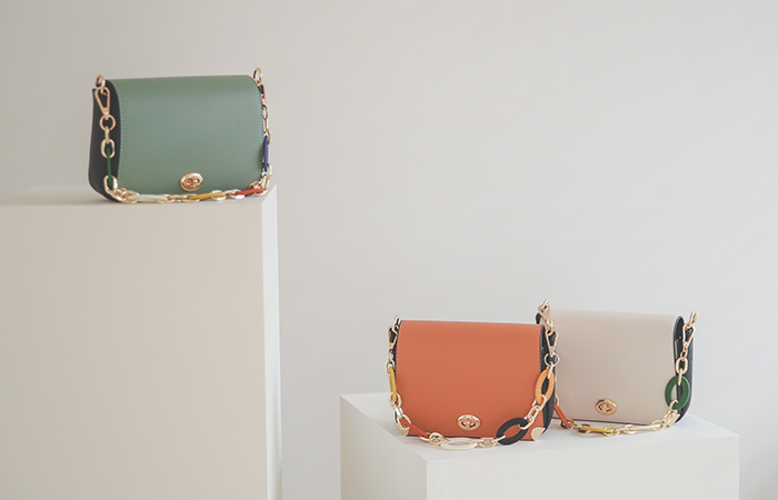 [モデル着用43次]ユニーク チェーン ストラップ ビビッド クロースバック