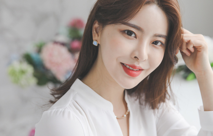 シンプル ゴールドバー ブイネック ピンタック ブラウス