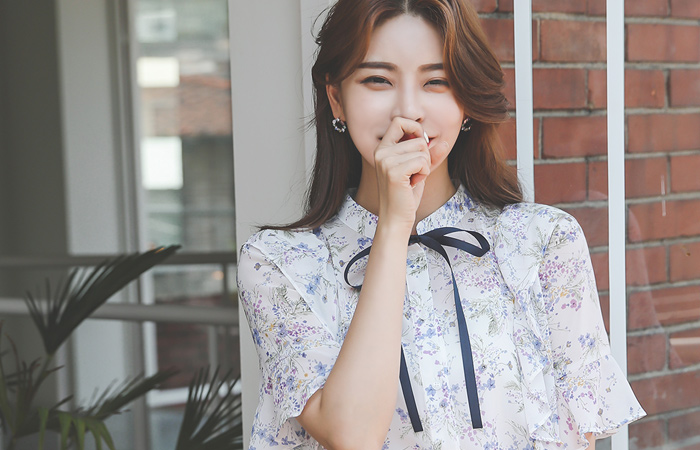 花柄ラッフルティアラリボンブラウス