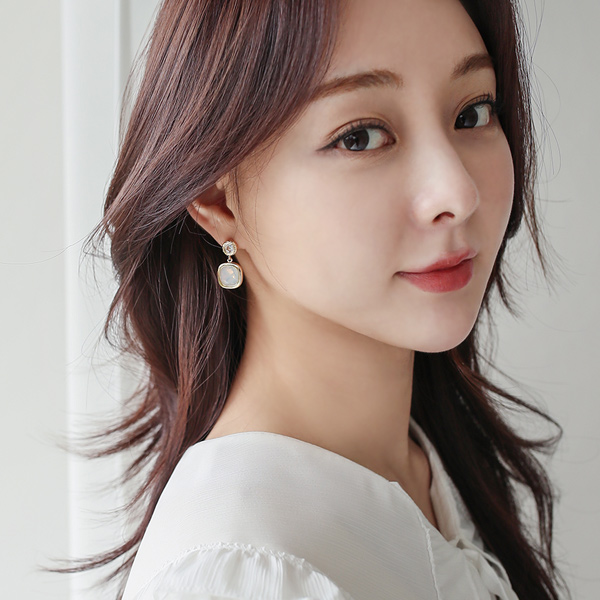 不透明 キュービック ドロップ イヤリング