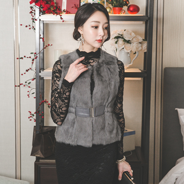 リアルラビットファーゴールドのバックルベスト