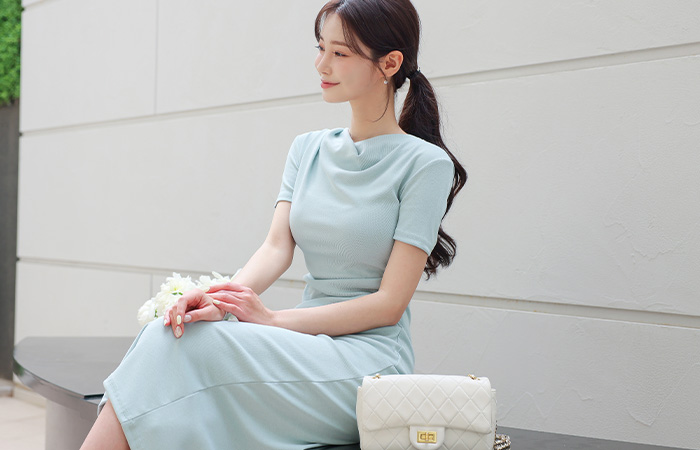 ドレープ ネック サイド シャーリング スリムフィット ワンピース