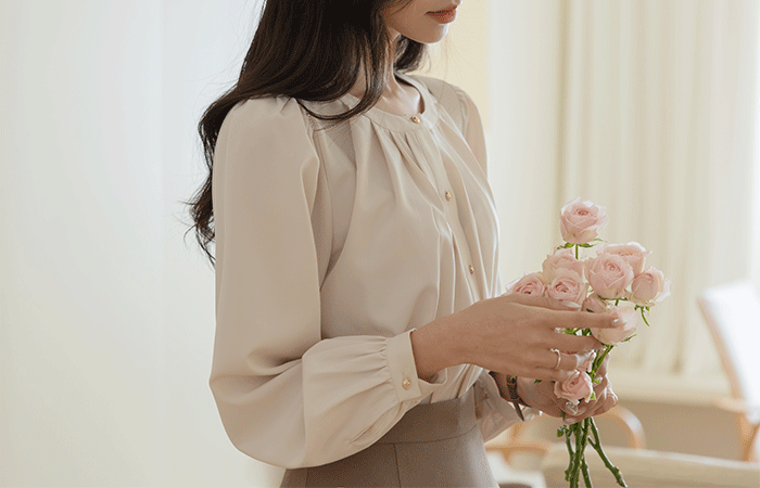 パウダー ラウンド ピンタック ブラウス