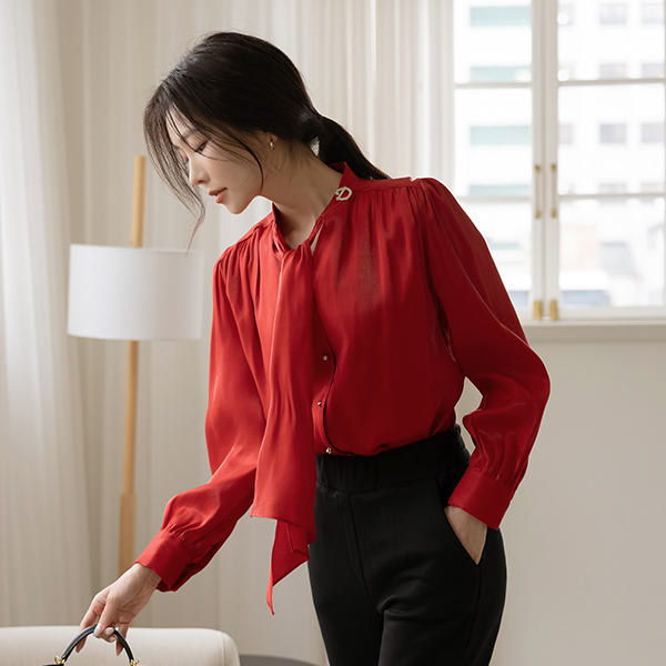 グロッシー ブローチ タイネック ブラウス