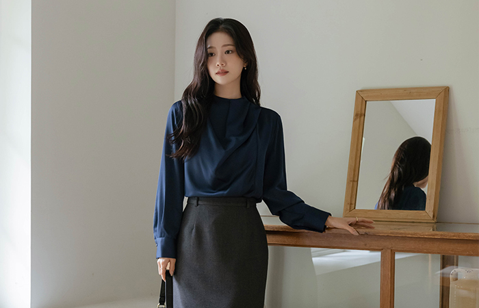 クラッシー ピンタックネック サテン ブラウス