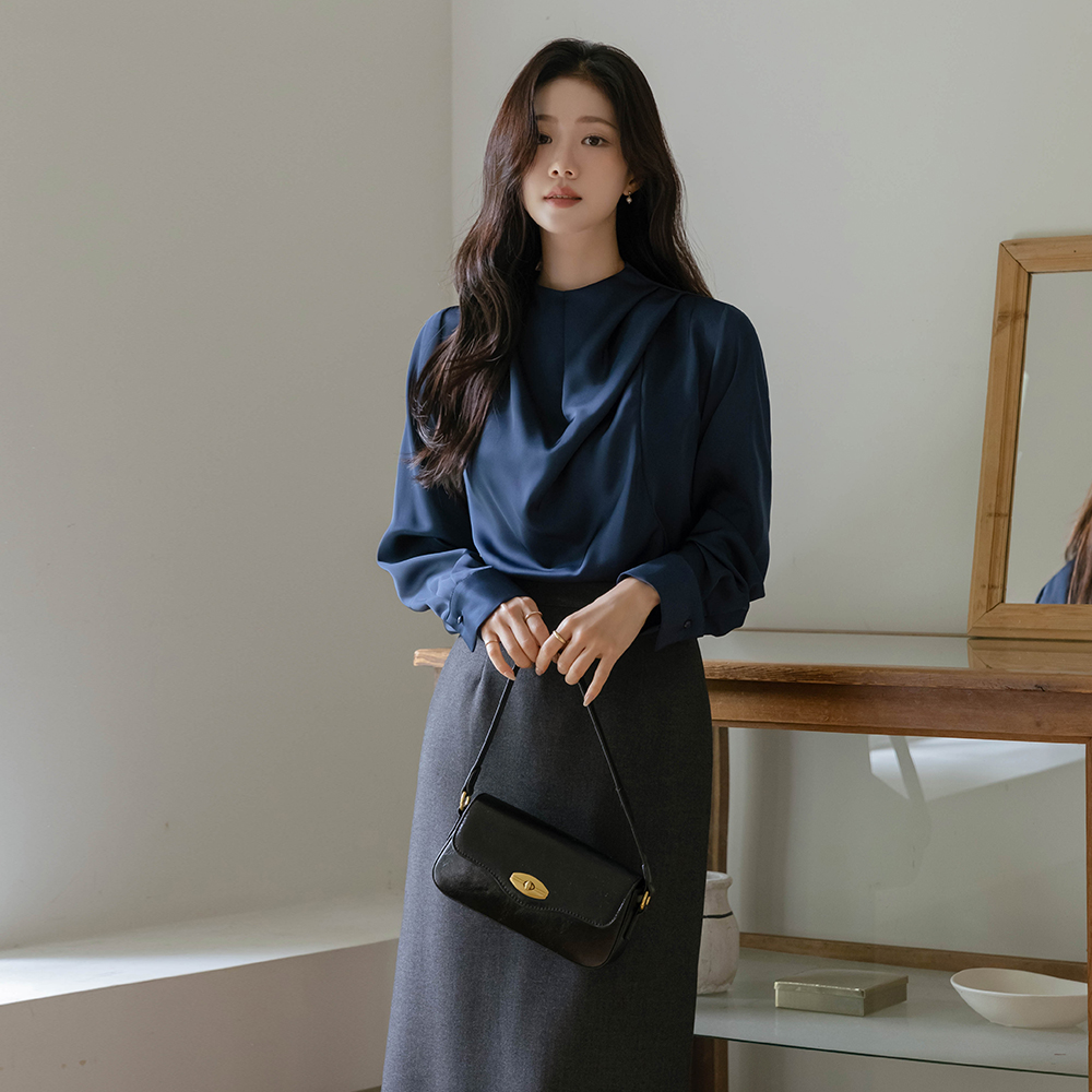 クラッシー ピンタックネック サテン ブラウス