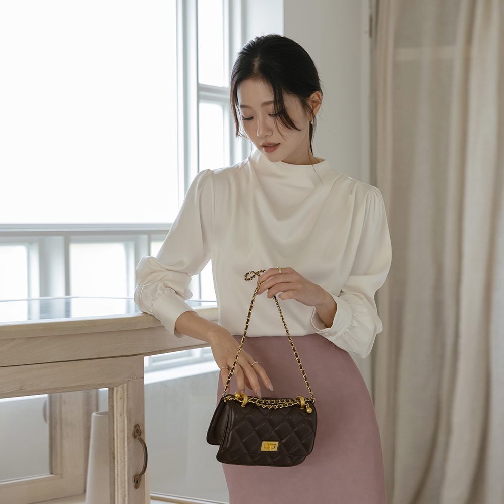 セミハイネック ドレーピング サテン ブラウス