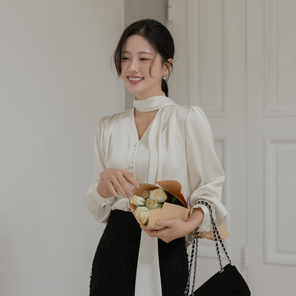 グロッシー スカーフネック 真珠 ボタン ブラウス