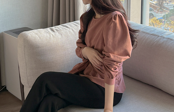 ぽかぽかした ラウンドネック しめくくり ブラウス