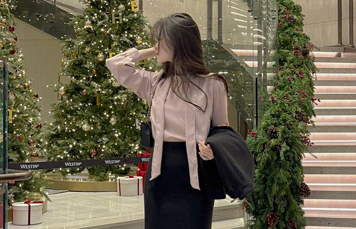 Merry サテン タイネック ブラウス