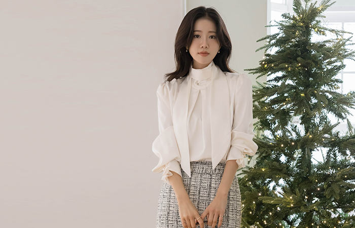 フェミニン タイネック ピンタック サテン ブラウス