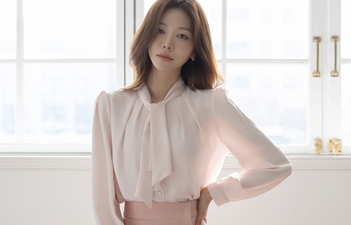 Blossom タイネック ピンタック ブラウス