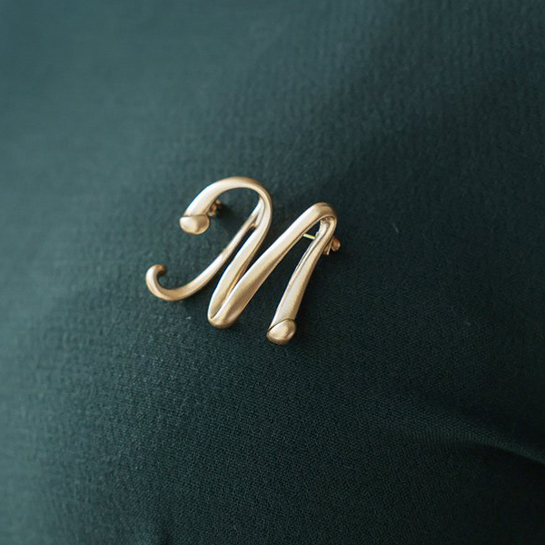 웨이브넥 裾上 チューリップ Hライン ワンピース (起毛裏地)_ブローチ