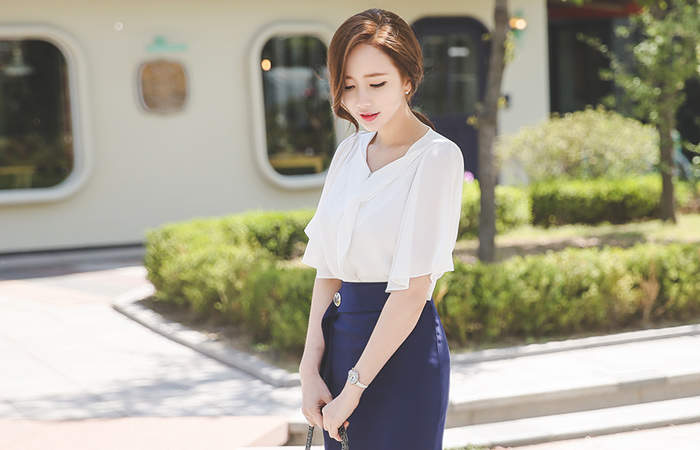 ドレッシーキュービック装飾ラッフルブラウス