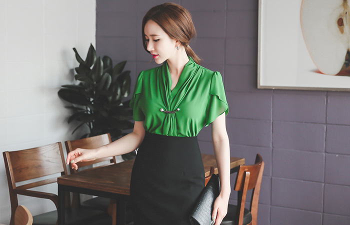 ラグジュアリードレープ真珠のブローチブラウス