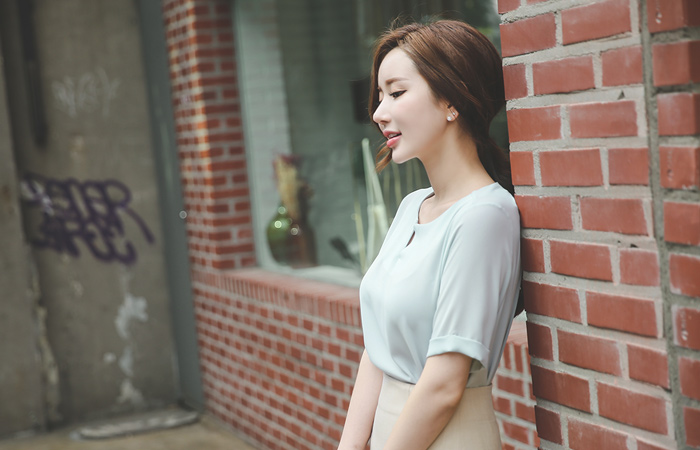 Vのひらき真珠ラウンドブラウス（半袖）