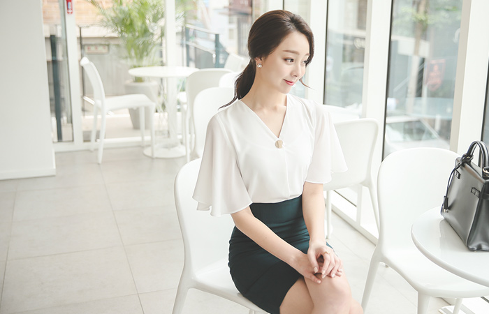 ブイネックゴールドボタン翼ブラウス