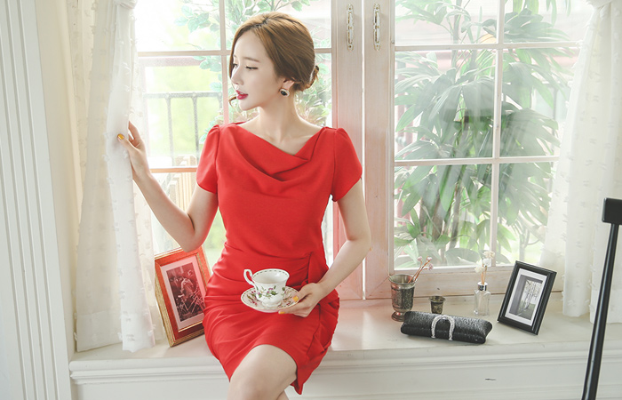 カウルドレープラッフルドレス