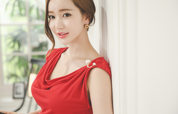 真珠のブローチドレープカウルドレス