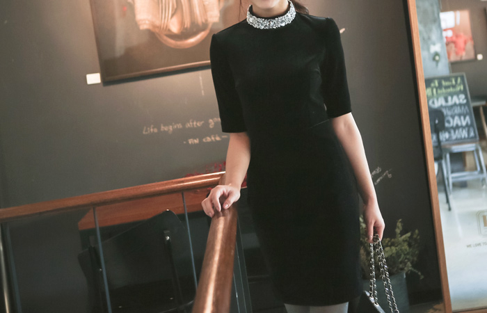 ラグジュアリービーズネックベルベットドレス